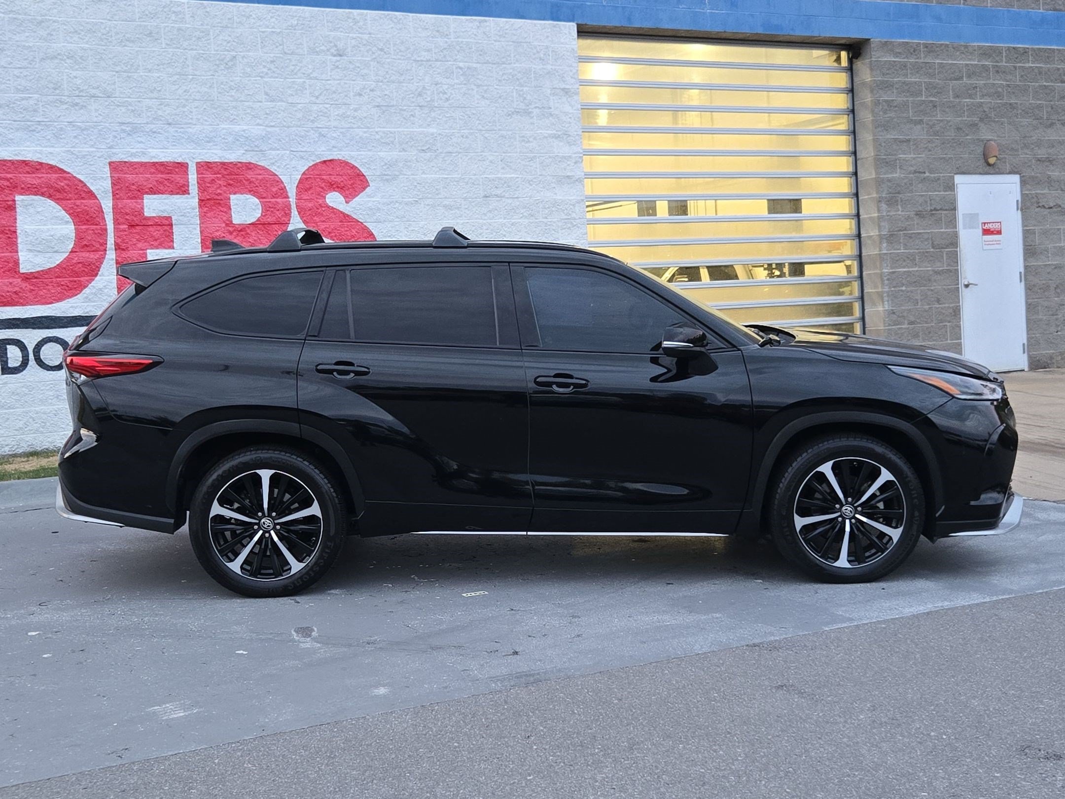 Used 2021 Toyota Highlander XSE FWD image 8