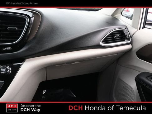 Used 2018 Chrysler Pacifica Touring-L image 13