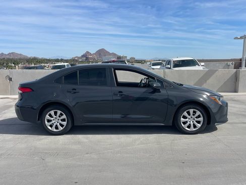 Used 2025 Toyota Corolla LE image 2
