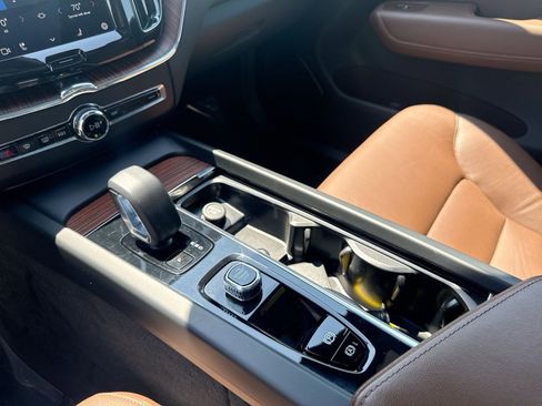 Certified 2023 Volvo XC60 B5 Plus AWD/4WD image 23