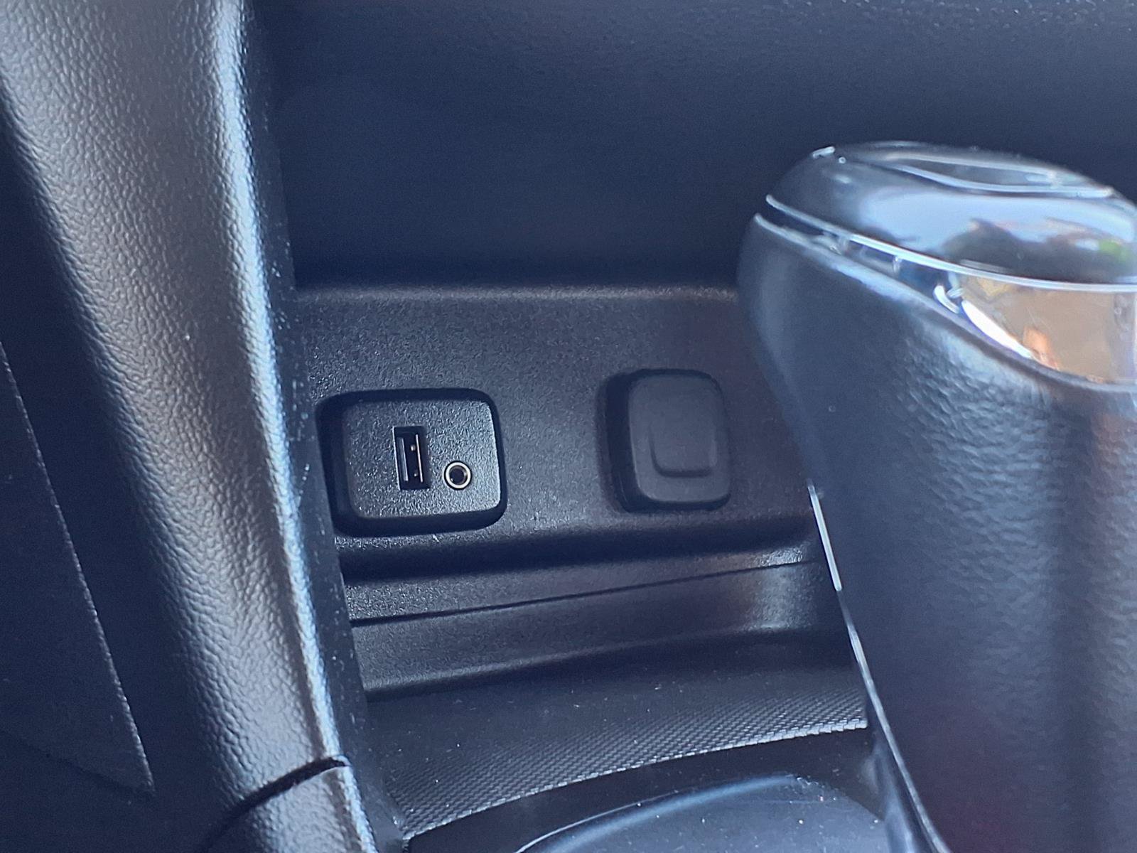 Used 2018 Chevrolet Equinox LT FWD image 13