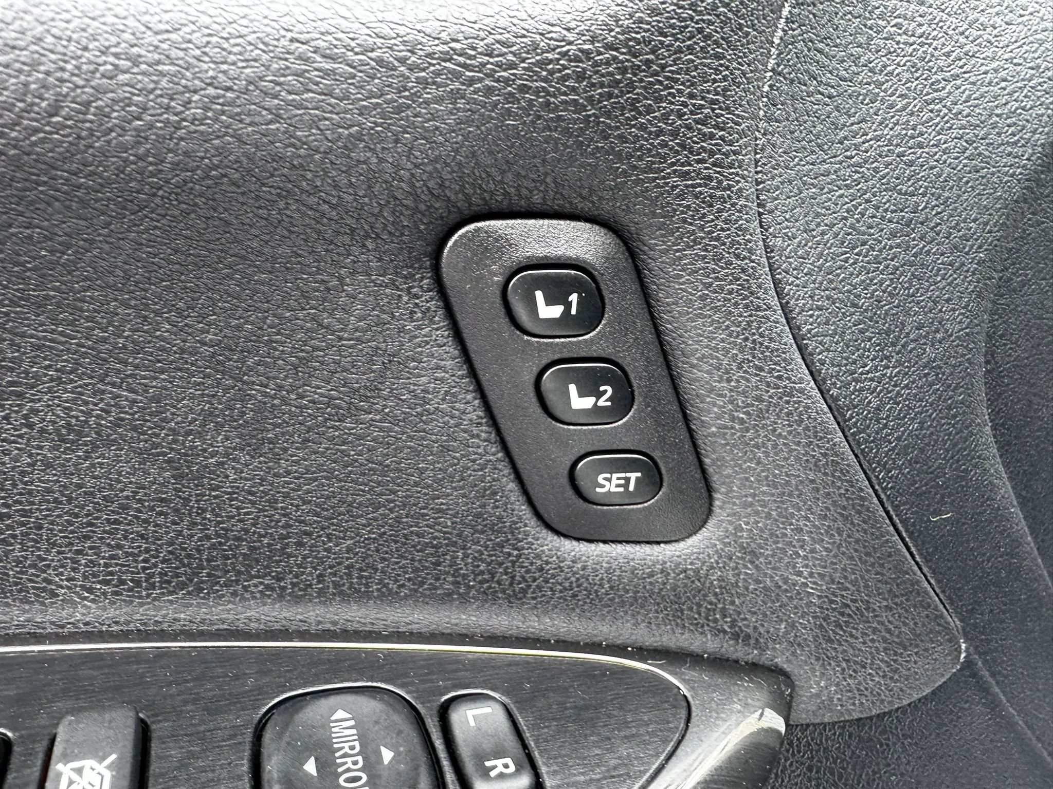 Used 2013 Toyota Avalon Limited w/ Technology Pkg FWD image 22