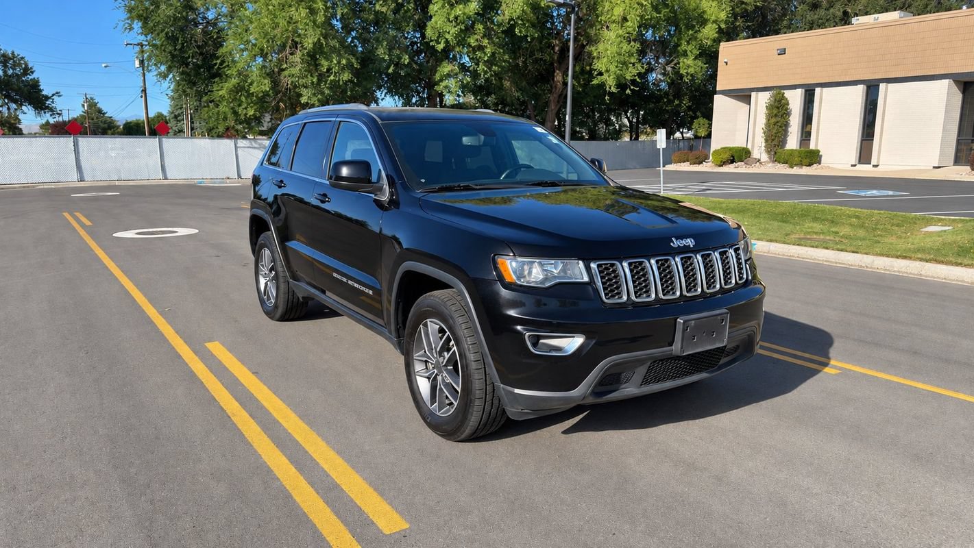 Used 2019 Jeep Grand Cherokee Laredo w/ 18" Wheel & 8.4" Radio Group AWD/4WD image 7