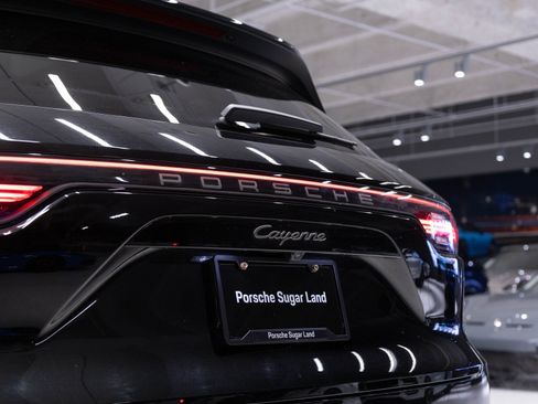 Certified 2022 Porsche Cayenne Platinum Edition image 32