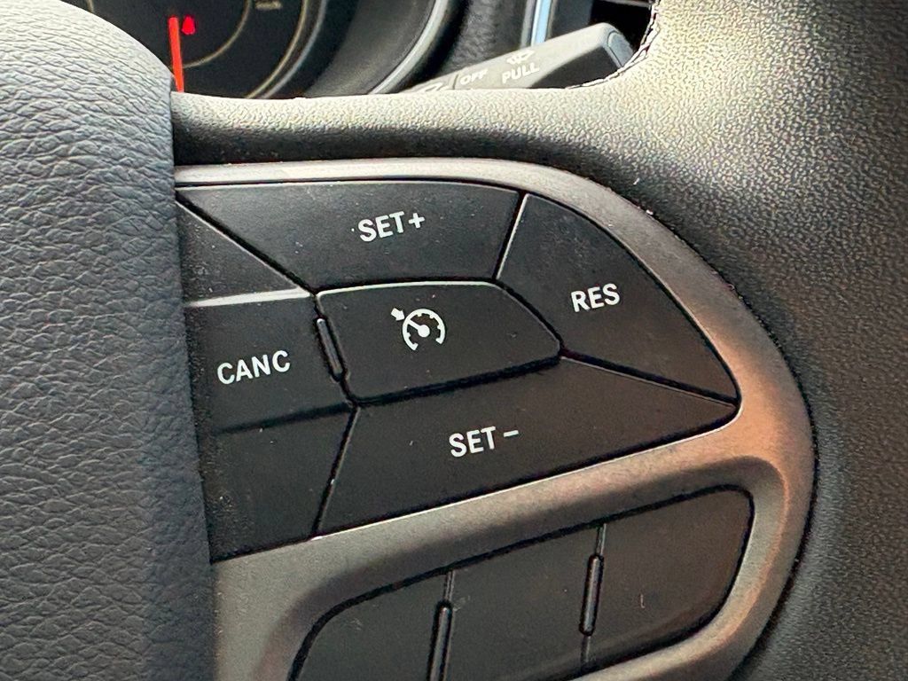 Certified 2022 Jeep Cherokee Latitude Lux w/ Sun & Sound Group FWD image 17