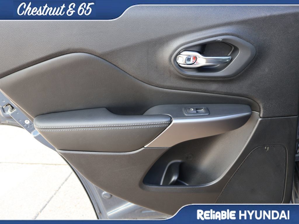 Used 2021 Jeep Cherokee Latitude Plus FWD image 16