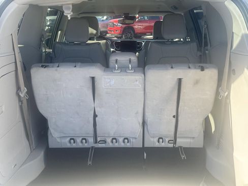 Used 2021 Chrysler Pacifica Touring-L image 6