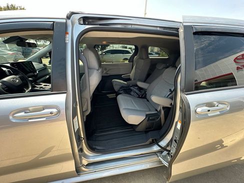 Used 2022 Toyota Sienna LE FWD image 4