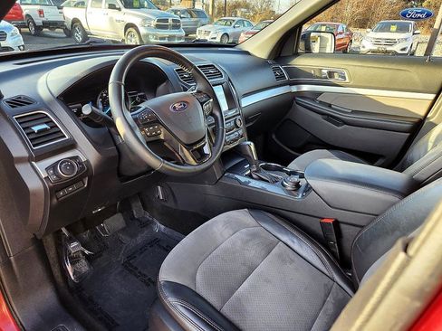 Used 2017 Ford Explorer XLT w/ Equipment Group 202A image 11