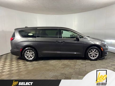Used 2023 Chrysler Pacifica Touring-L FWD image 4