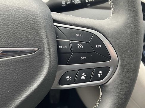 Used 2024 Chrysler Pacifica Touring-L image 21