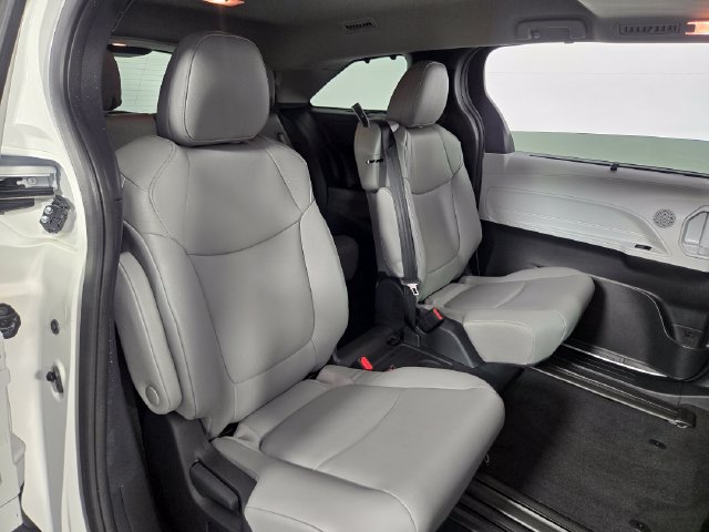 Used 2026 Toyota Sienna XLE FWD image 17