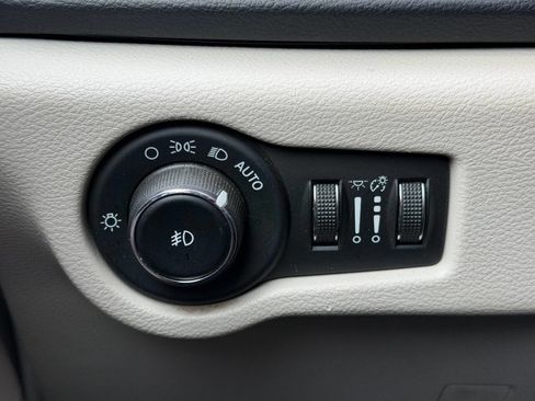 Used 2018 Chrysler Pacifica Touring-L image 18