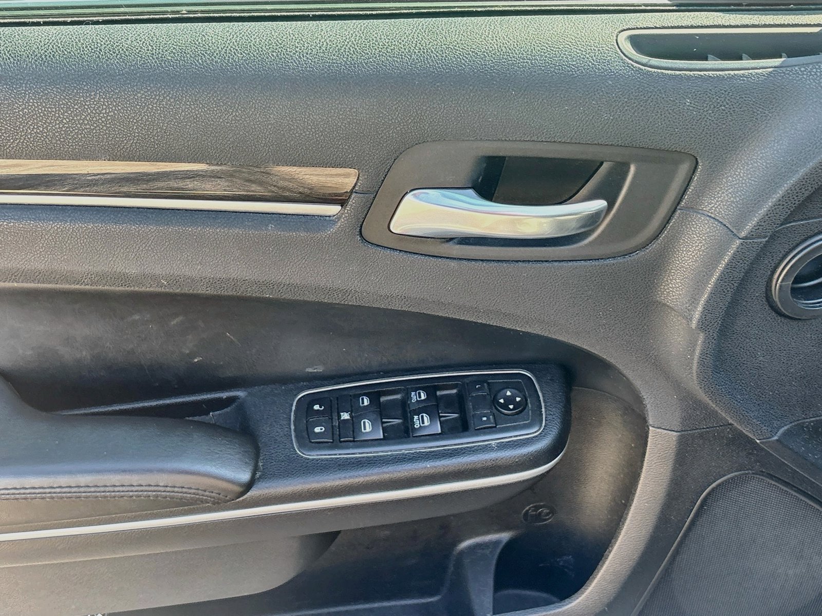 Used 2019 Chrysler 300 Touring w/ Chrome Appearance Package RWD image 17