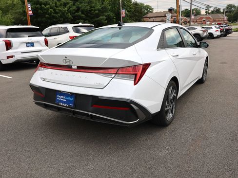 Certified 2025 Hyundai Elantra Limited FWD image 7
