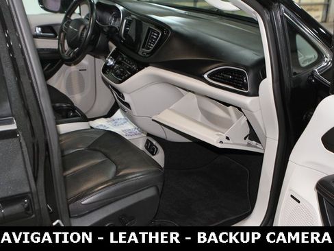 Used 2020 Chrysler Pacifica Touring-L Plus w/ Tire & Wheel Group image 25