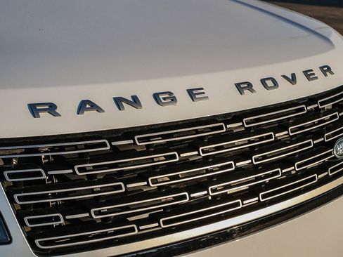 Certified 2025 Land Rover Range Rover SE image 16