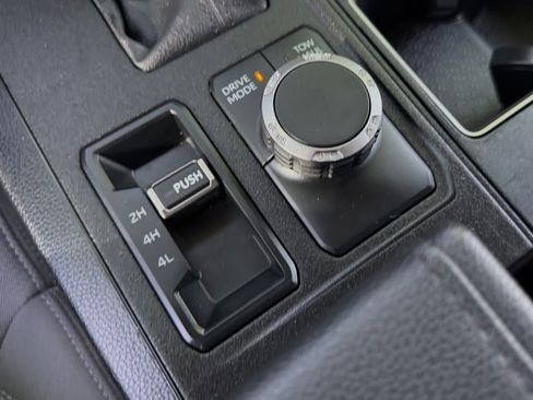 Used 2022 Toyota Tundra SR5 w/ SR5 Convenience Package AWD/4WD image 27