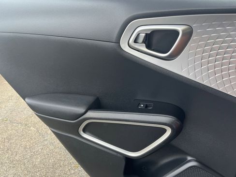 Used 2025 Kia Soul LX w/ LX Technology Package FWD image 18