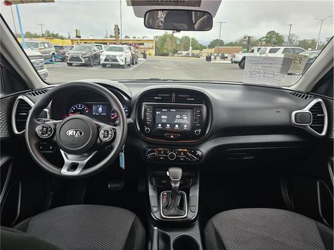 Used 2020 Kia Soul LX FWD image 5