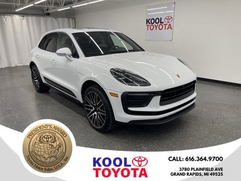 Used 2022 Porsche Macan Base image 1