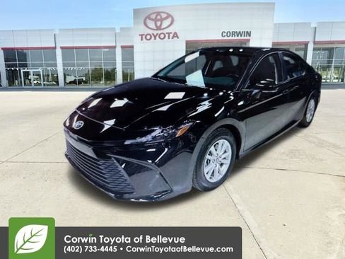 Used 2025 Toyota Camry LE image 12