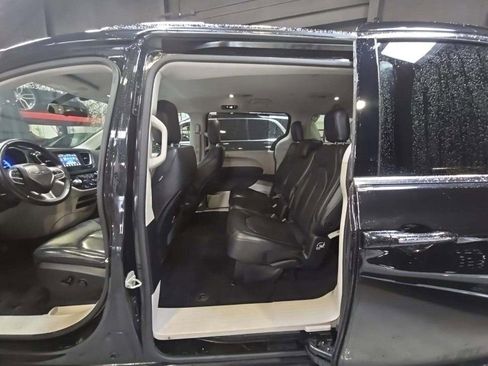 Used 2018 Chrysler Pacifica Touring-L image 6