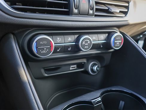 New 2025 Alfa Romeo Giulia Base image 16