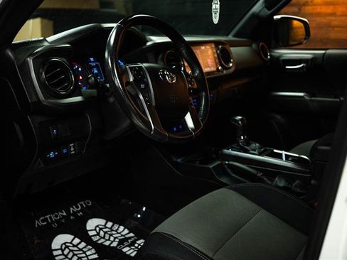 Used 2022 Toyota Tacoma TRD Off-Road w/ Technology Package image 8