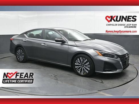 Used 2025 Nissan Altima 2.5 SV FWD image 1