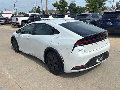 Used 2025 Toyota Prius LE AWD/4WD image 4