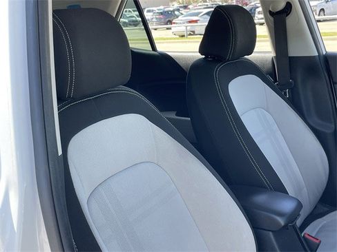 Used 2022 Hyundai Venue SEL image 24