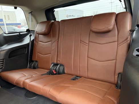 Used 2015 Cadillac Escalade Luxury image 15