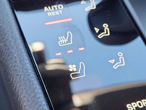 Certified 2025 Porsche Macan image 21