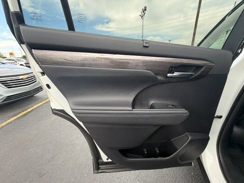 Used 2020 Toyota Highlander Platinum image 15