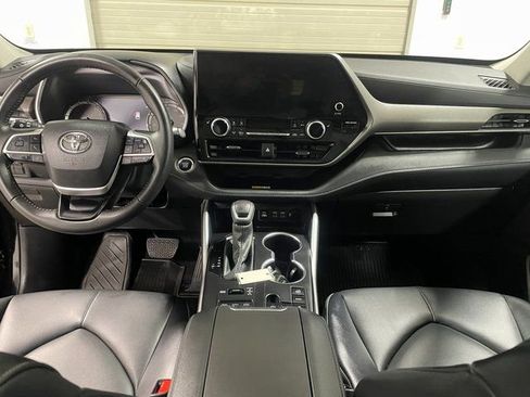 Used 2024 Toyota Highlander XLE AWD/4WD image 13