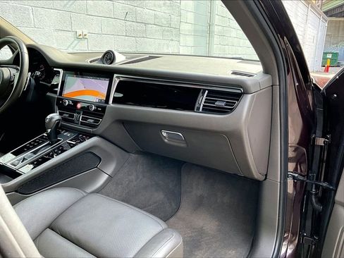 Certified 2023 Porsche Macan AWD/4WD image 19