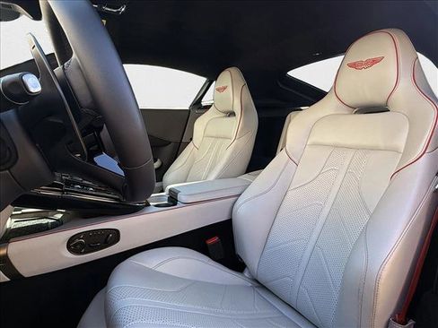 Used 2025 Aston Martin V8 Vantage Coupe image 14