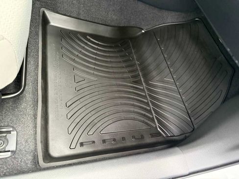 Used 2024 Toyota Prius LE image 9