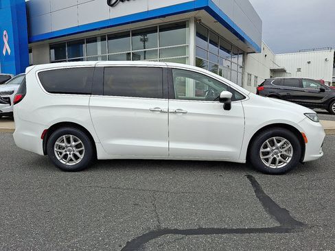 Used 2023 Chrysler Pacifica Touring-L FWD image 8