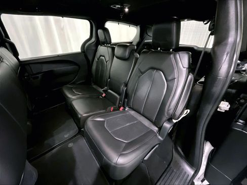Used 2020 Chrysler Pacifica Touring-L image 15