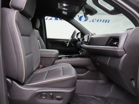 Used 2025 Chevrolet Suburban Premier image 33