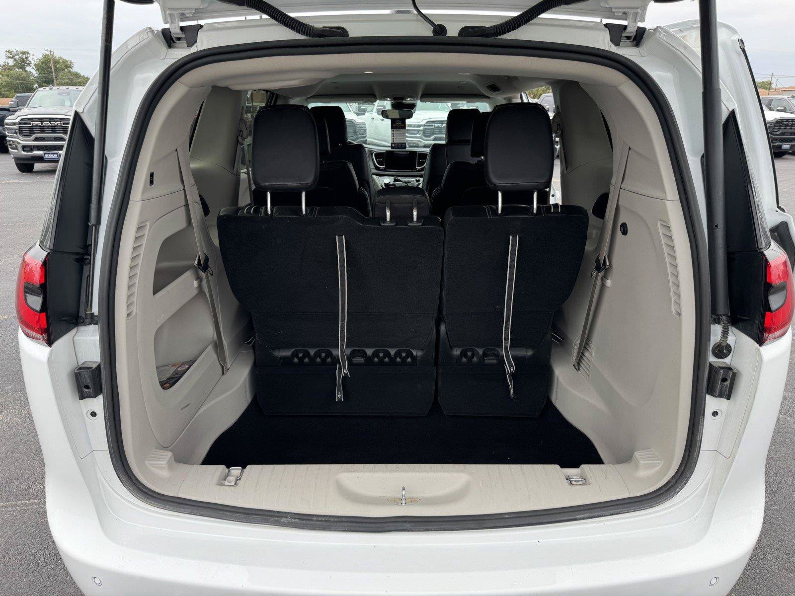 Used 2023 Chrysler Pacifica Touring-L FWD image 36