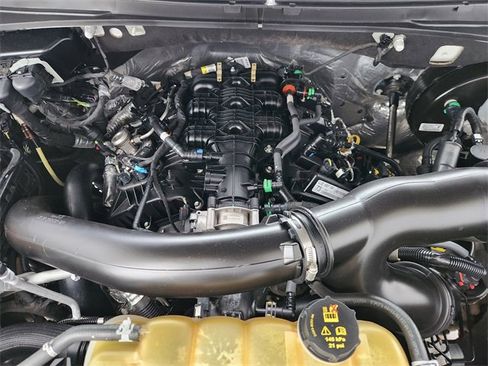 Used 2021 Ford Expedition XLT image 32