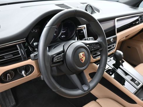 Certified 2025 Porsche Macan AWD/4WD image 17