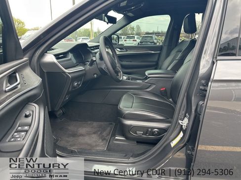 Used 2025 Jeep Grand Cherokee Limited w/ Luxury Tech Group II AWD/4WD image 7