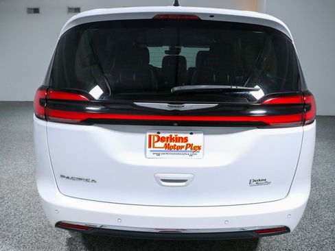 Used 2024 Chrysler Pacifica Touring-L FWD image 8
