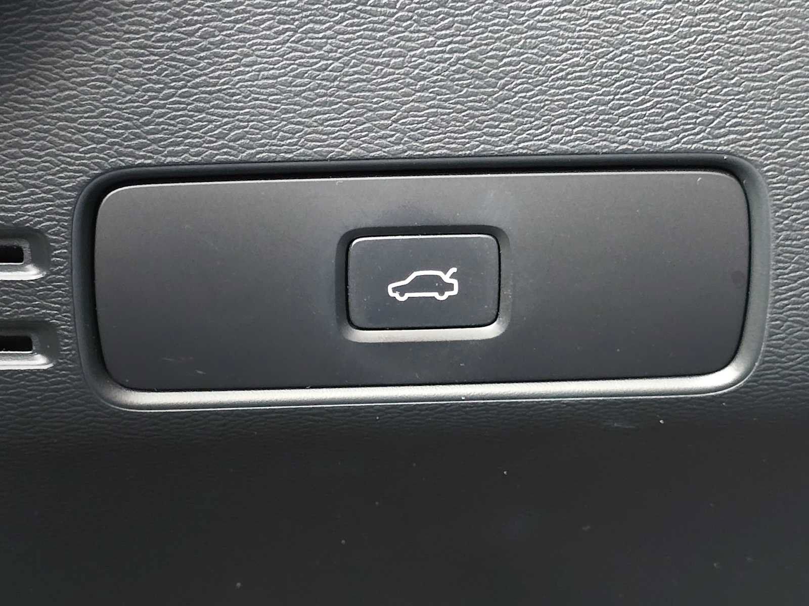 Used 2023 Volvo XC40 Recharge Plus w/ Protection Package Premier AWD/4WD image 32