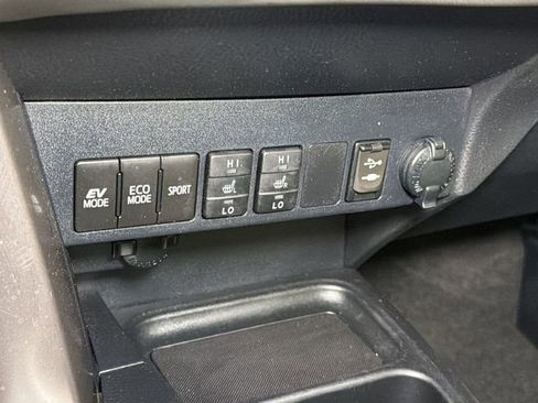 Used 2016 Toyota RAV4 Limited image 27