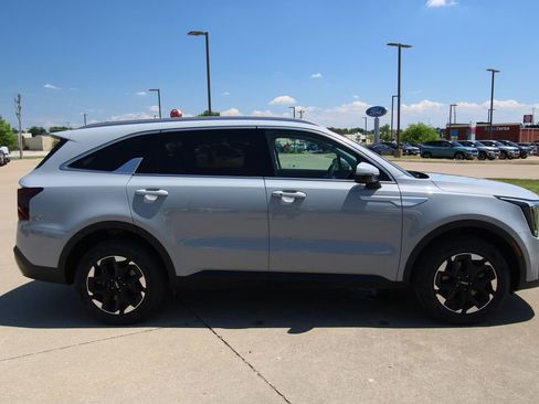 Used 2024 Kia Sorento S w/ Panoramic Sunroof Package AWD/4WD image 4